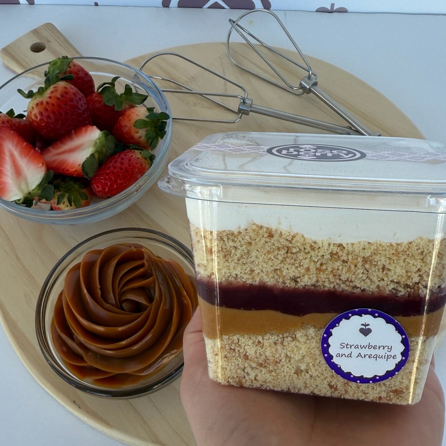 Strawberry and Arequipe Cake Jar